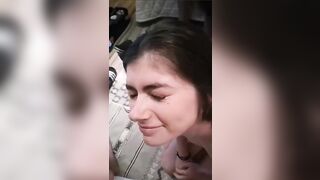 Tanto sperma succoso per la faccia da zoccola