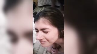 Tanto sperma succoso per la faccia da zoccola