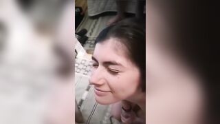 Tanto sperma succoso per la faccia da zoccola