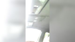 Giovane puttana succhia profondamente in auto