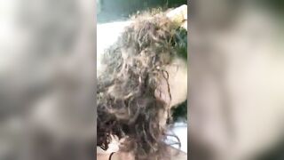 Giovane puttana succhia profondamente in auto