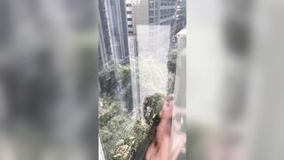 Pompa alla finestra dalla escort