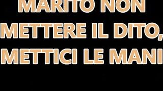 LA MOGLIE SI FA APREIRE IL CULO CON DUE MANI