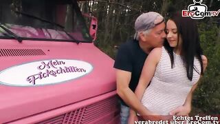 Vecchio puttaniere con giovane troietta