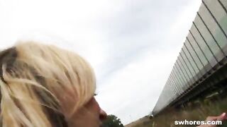 Giovane troietta biondina catturata e scopata