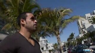 Giovane troietta bisognosa di soldi