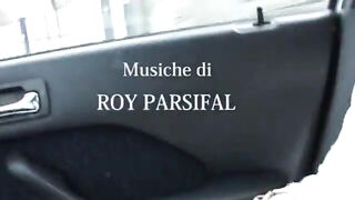 Maria, bollente puttanella italiana, si spoglia in auto e poi...