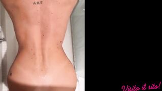 SI FA SCOPARE IN DOCCIA LA TROIA