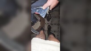 Biondina zoccola succhia due cazzi nella sua diretta social