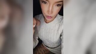 Biondina zoccola succhia due cazzi nella sua diretta social