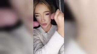 Anteprima del video: Biondina zoccola succhia due cazzi nella sua diretta social