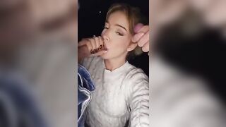 Biondina zoccola succhia due cazzi nella sua diretta social