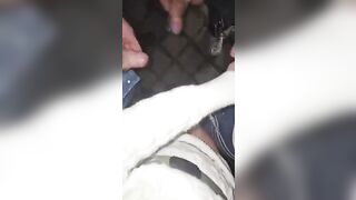 Biondina zoccola succhia due cazzi nella sua diretta social