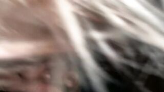 Troia con cornuto al telefono e pompino all'amante