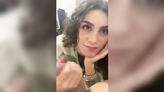Anteprima del video: Fantastica mora succhia il suo cazzo guardando l'obiettivo !