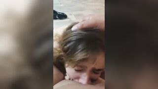 Schiava italiana succhia la mnazza del padrone