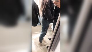 Anteprima del video: Pompino nella jeanseria con il suo fidanzato