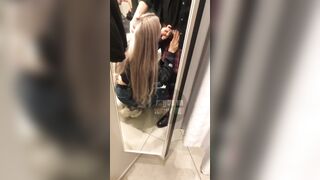 Pompino nella jeanseria con il suo fidanzato