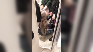 Pompino nella jeanseria con il suo fidanzato