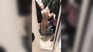 Pompino nella jeanseria con il suo fidanzato