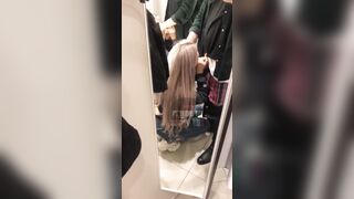 Pompino nella jeanseria con il suo fidanzato