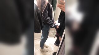 Pompino nella jeanseria con il suo fidanzato