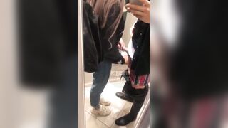 Pompino nella jeanseria con il suo fidanzato