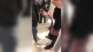 Pompino nella jeanseria con il suo fidanzato