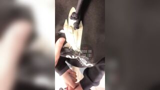 Pompino nella jeanseria con il suo fidanzato