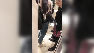 Pompino nella jeanseria con il suo fidanzato