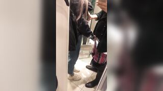 Pompino nella jeanseria con il suo fidanzato