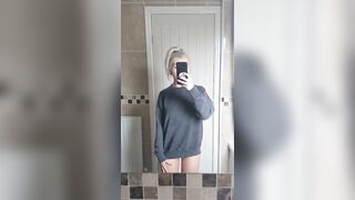 Bionda teenager ci mostra fica e tette