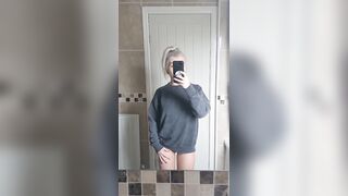 Bionda teenager ci mostra fica e tette