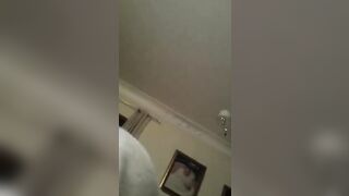 Anteprima del video: Napoletana tettona fuma ed esce le zinne