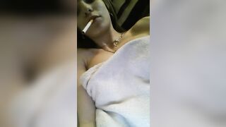 Napoletana tettona fuma ed esce le zinne