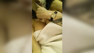 Napoletana tettona fuma ed esce le zinne