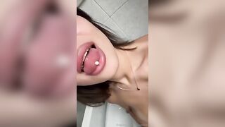 Viola tettona da urlo che si masturba in live