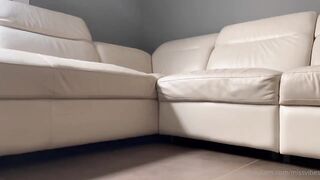 MILF scopata col plug anale nel culo