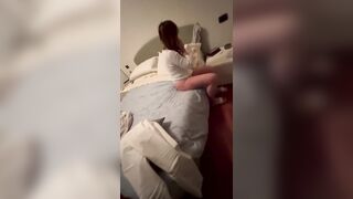 Amante che si riveste per tornare dal cornuto