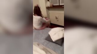 Amante che si riveste per tornare dal cornuto