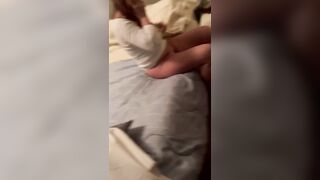 Amante che si riveste per tornare dal cornuto