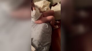 Amante che si riveste per tornare dal cornuto