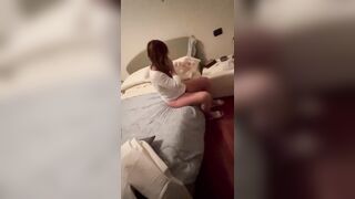 Amante che si riveste per tornare dal cornuto