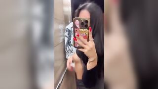 Beccata dal suo ragazzo a mandare foto ai fan