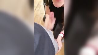 Diciannovenne italiana sbocchina un grosso pisello duro