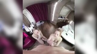 Un grosso cazzo per due belle puttane bisessuali