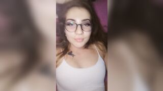 Anteprima del video: Studentessa liceale si spinella e si masturba