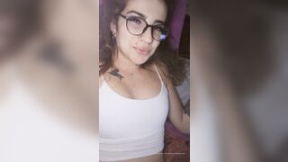 Studentessa liceale si spinella e si masturba