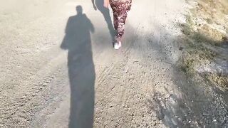 Moglie fa la troia per i guardoni e per il marito cornuto