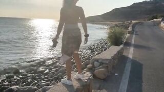 Moglie fa la troia per i guardoni e per il marito cornuto